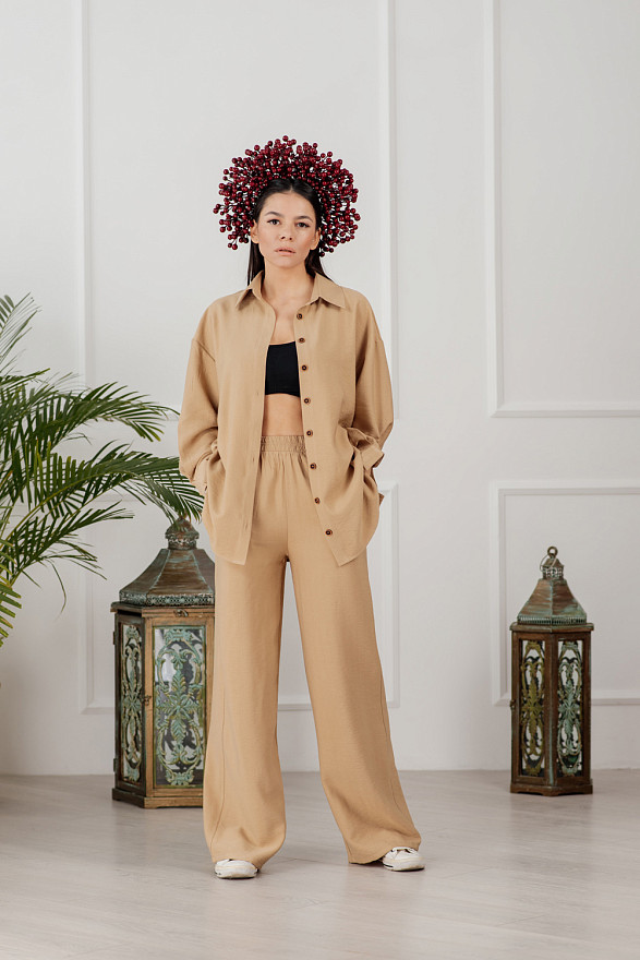 Бежевий лляний брючний костюм