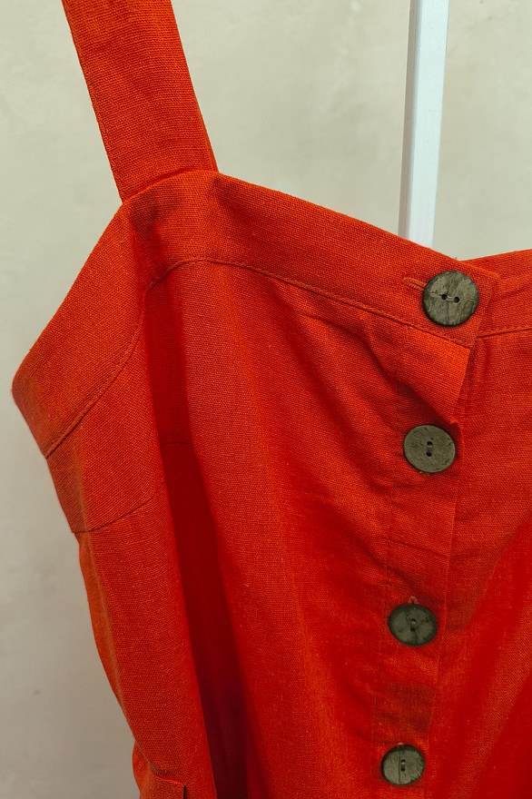 Льняное миди платье на бретельках и пуговицах