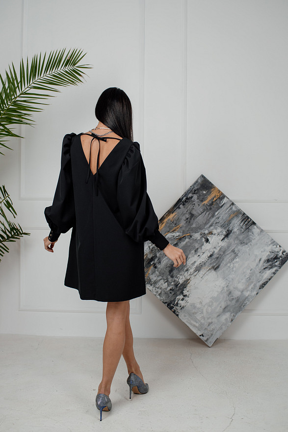 Черное платье трапеция с объемным рукавом