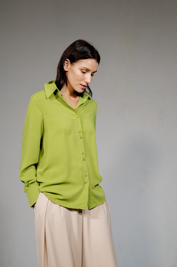 Оливковая блуза на пуговицах