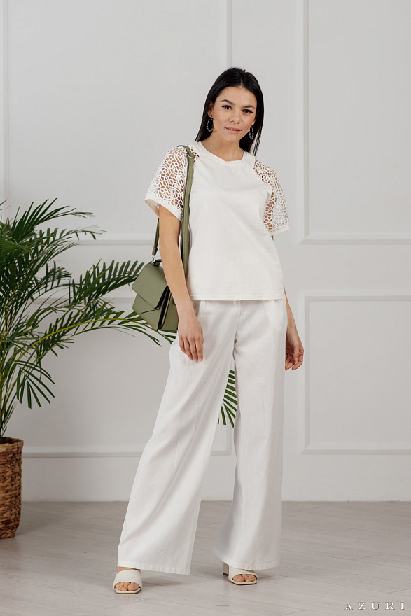 Біла футболка з мереживною вставкою