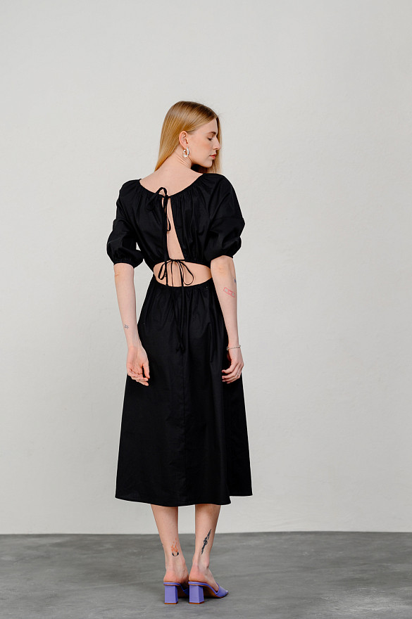 Чорна сукня-міді вільного крою.