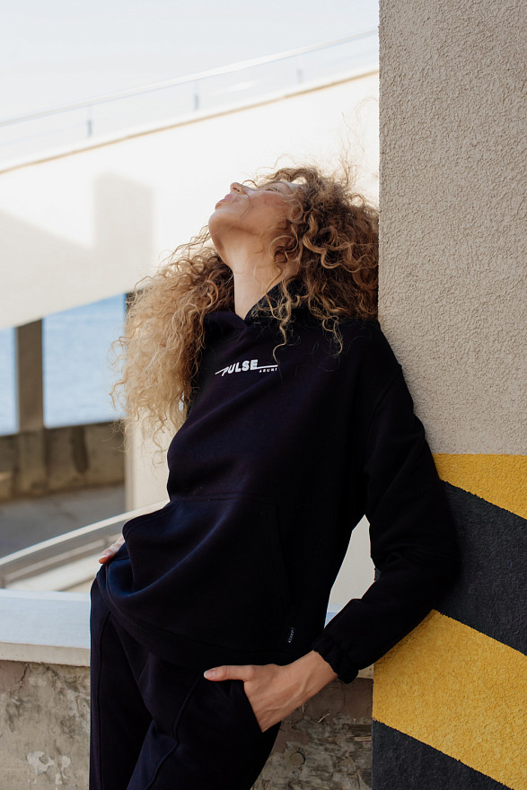 Чорний світшот із спущеною лінією плеча