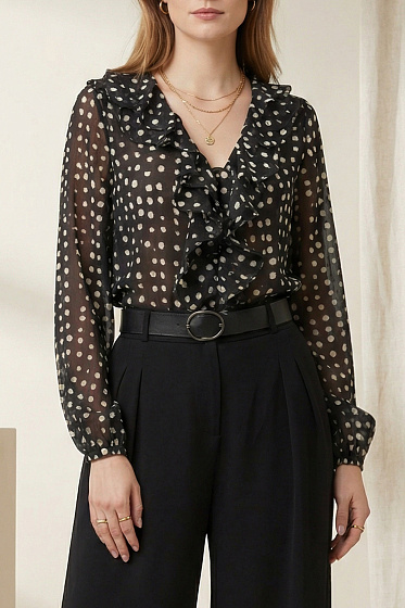 Елегантна блуза з подвійними рюшами та V-подібним вирізом. Модель доповнена довгими рукавами на еластичній гумці, що створюють витончений силует. Ідеально підходить для офісу, свят або повсякденних образів зі спідницями та джинсами. Стильне рішення, що поєднує ніжність воланів та класичний крій.