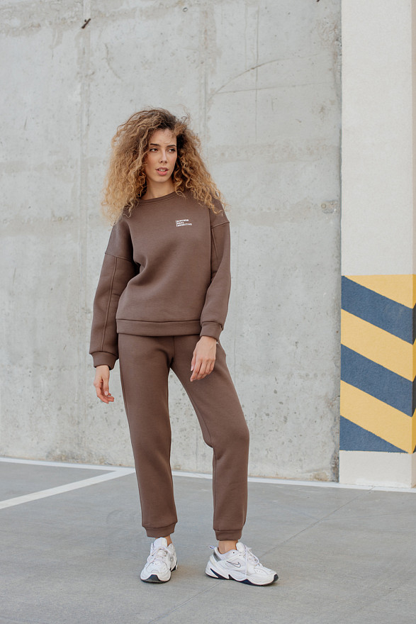 Warm sweatshirt with side pockets 