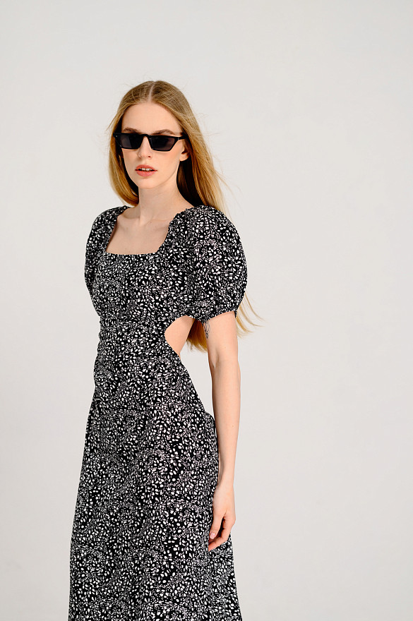 Чорне плаття із фігурним вирізом на спині