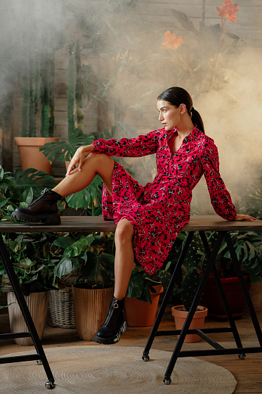 A figure-hugging dress for a romantic mood. Flared skirt and midi length. Stand-up collar with V-neckline and button fastening on shaped, cut-off placket. It will emphasize the image with long sleeves-flaps.