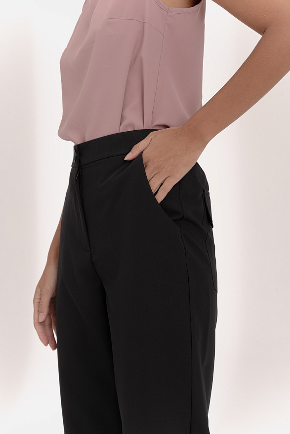 Черные брюки с поясом на резинке и защипами по низу