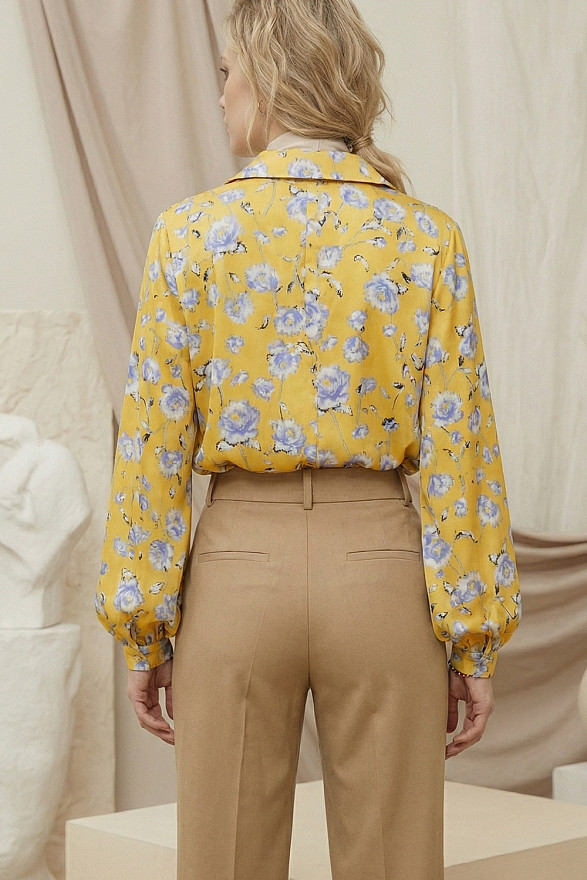 Яскрава жовта блуза з коміром