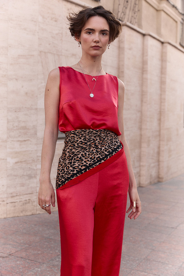 Червоний шовковий костюм