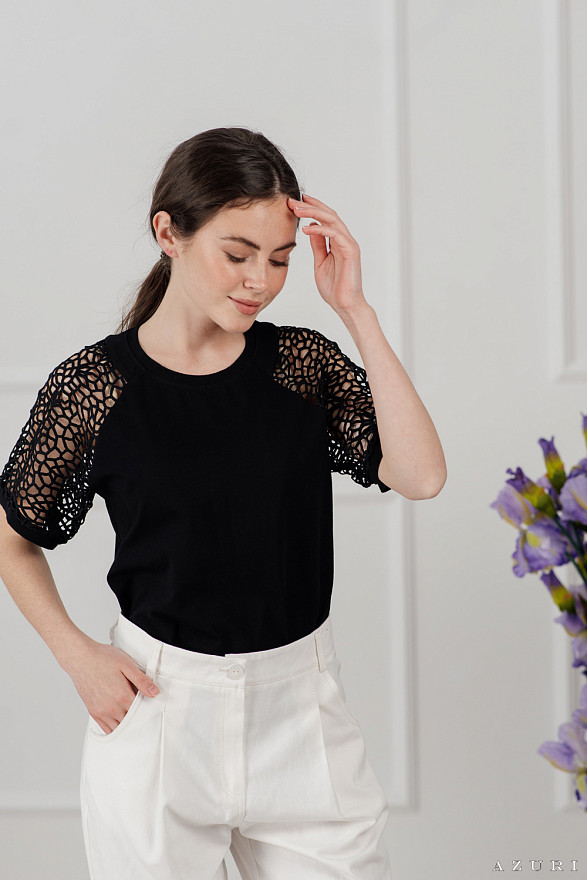Чорна футболка з мереживним рукавом
