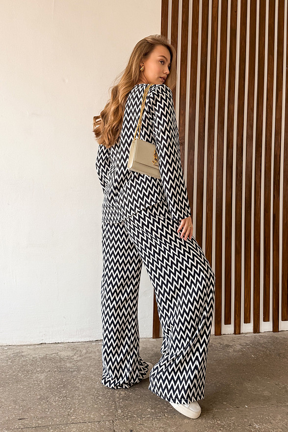 Синий брючный костюм с разрезами и фигурной горловиной