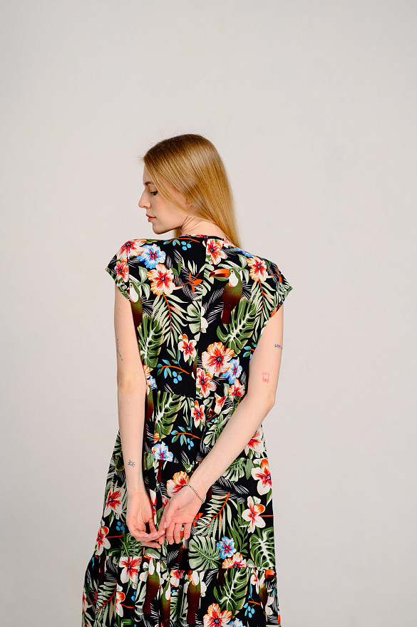 Черное длинное платье с рюшами