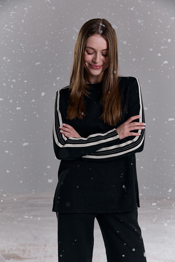 Теплый прогулочный костюм с лампасами в черном цвете