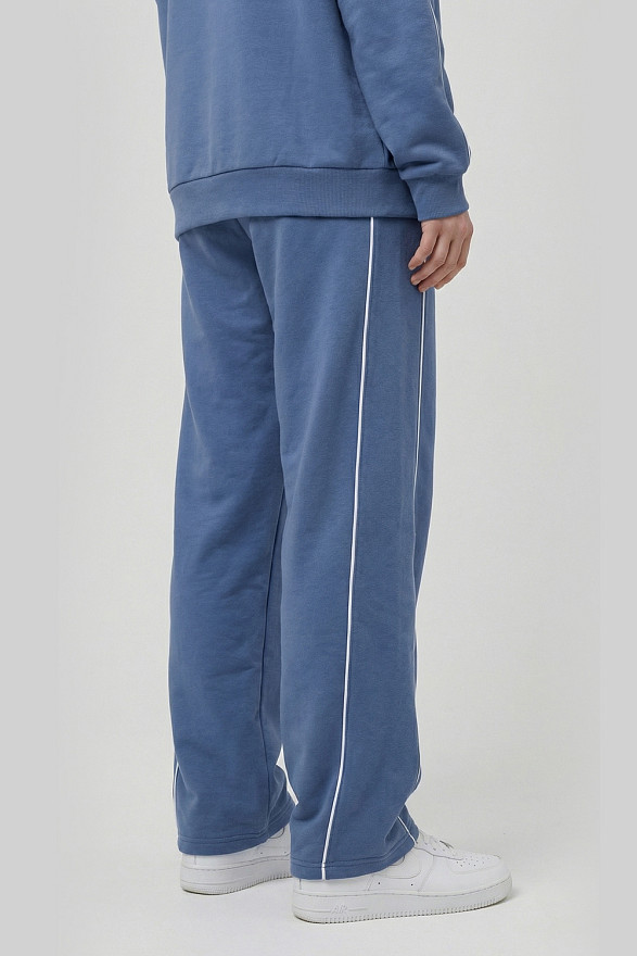 Синий прогулочный костюм с контрастными лампасами