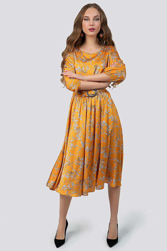 Желтое платье с цветочным принтом
