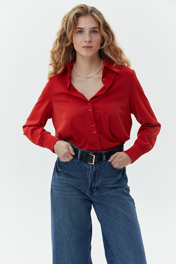 Красная блуза на пуговицах