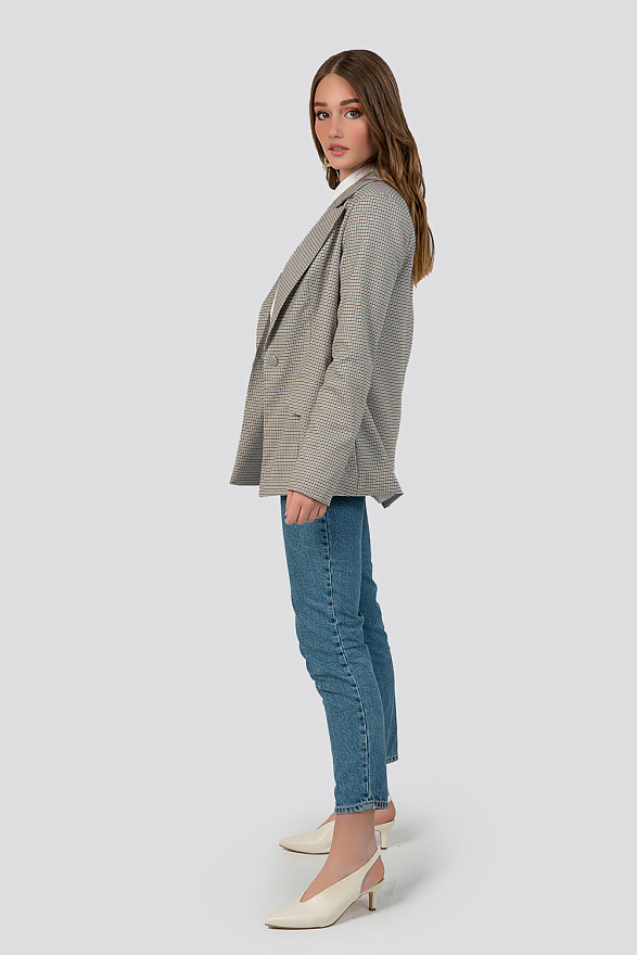 Женский жакет прямого силуэта 