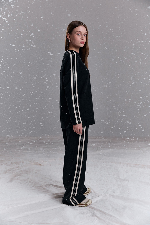 Теплый прогулочный костюм с лампасами в черном цвете