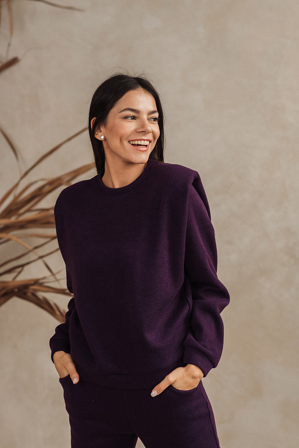 Tracksuit with shoulder pads