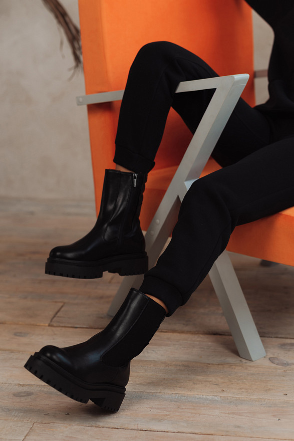 Чорні спортивні штани з написом