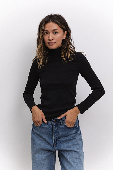 Элегантный и удобный мягкий гольф из трикотажа с длинными рукавами и стойкой. Подходит для повседневной носки и офисных образов. Отличный выбор для стильных и комфортных зимних нарядов.