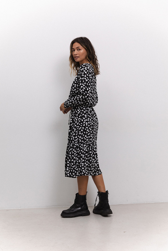 Чорна сукня-міді з круглим вирізом горловини