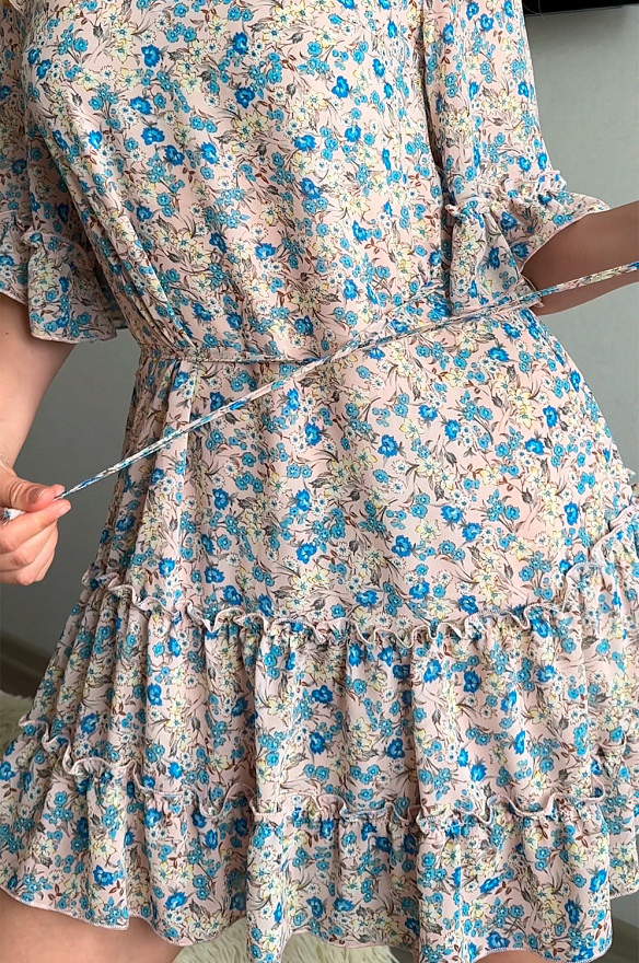 Персиковое шифоновое платье