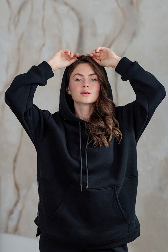 Черный свитшот с пуговицами и карманом кенгуру