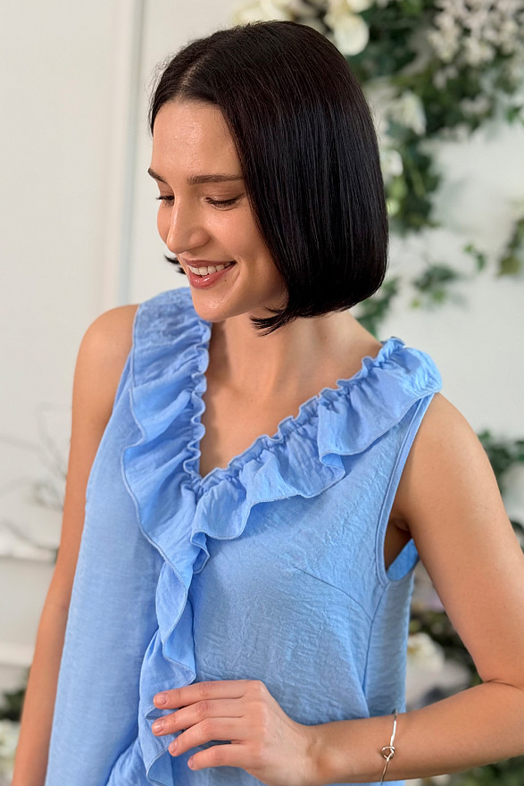 Голубое свободное платье с рюшей