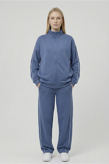 Елегантний прогулянковий костюм з контрастними лампасами. Штани на резинці з кишенями та світшот вільного крою з рельєфними вставками, кишенями та коміром-стійкою на блискавці. Ідеальний вибір для стильного та сучасного повсякденного образу.