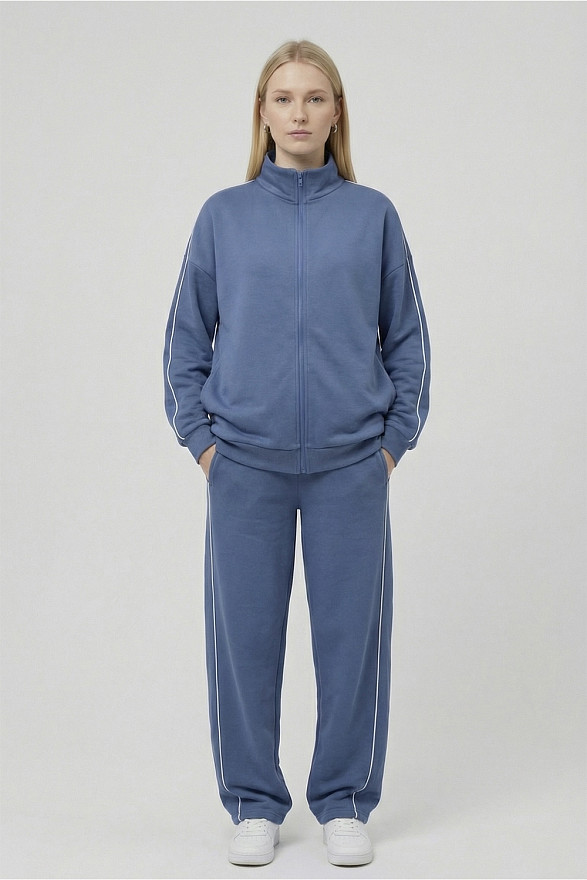 Синий прогулочный костюм с контрастными лампасами