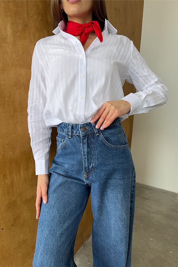 Белая рубашка свободного кроя из фактурного коттона