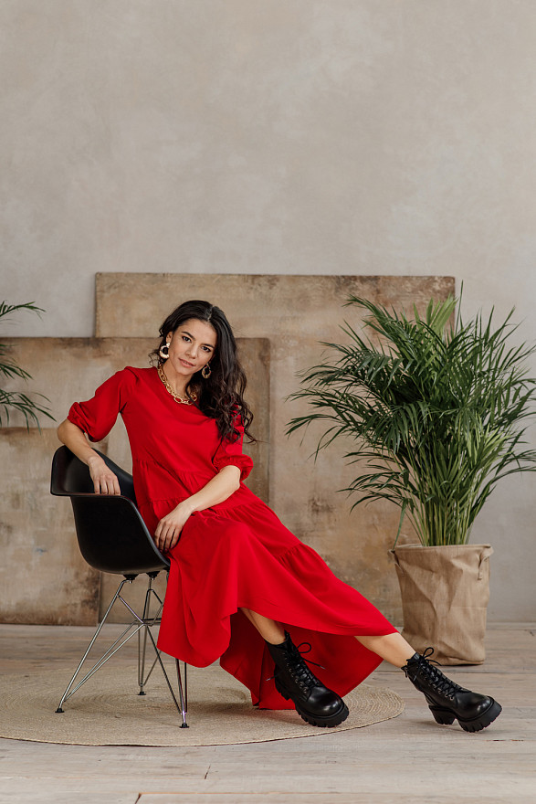 Красное миди платье с рюшами