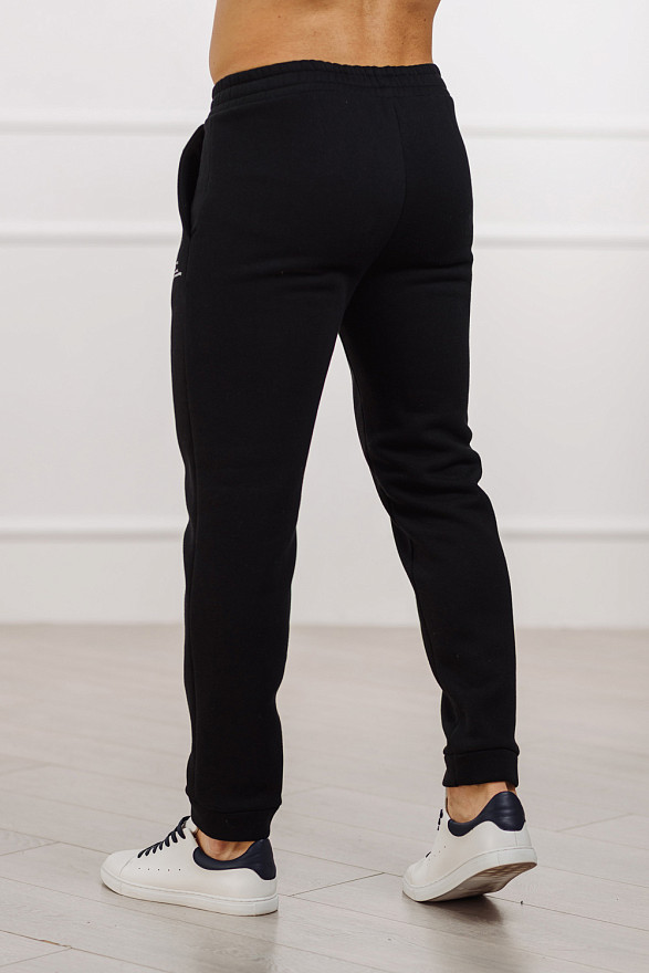 Черные спортивные брюки на резинке