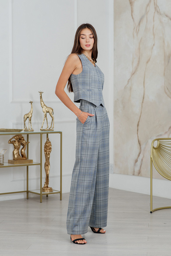 Жилет в клетку на пуговицах, прилегающего силуэта