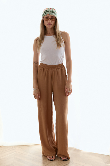Stylish wide-leg trousers with an elasticated waistband and convenient side pockets are the perfect choice for everyday comfort.