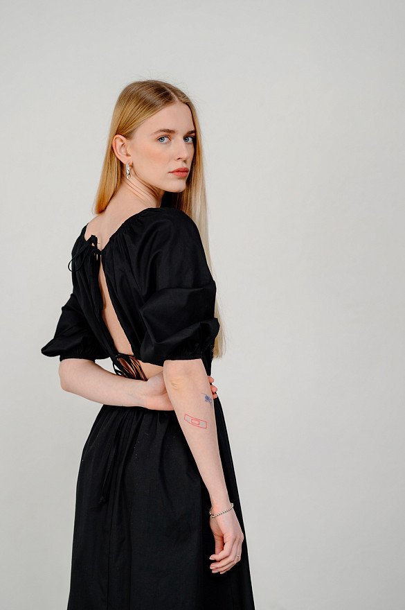 Чорна сукня-міді вільного крою.