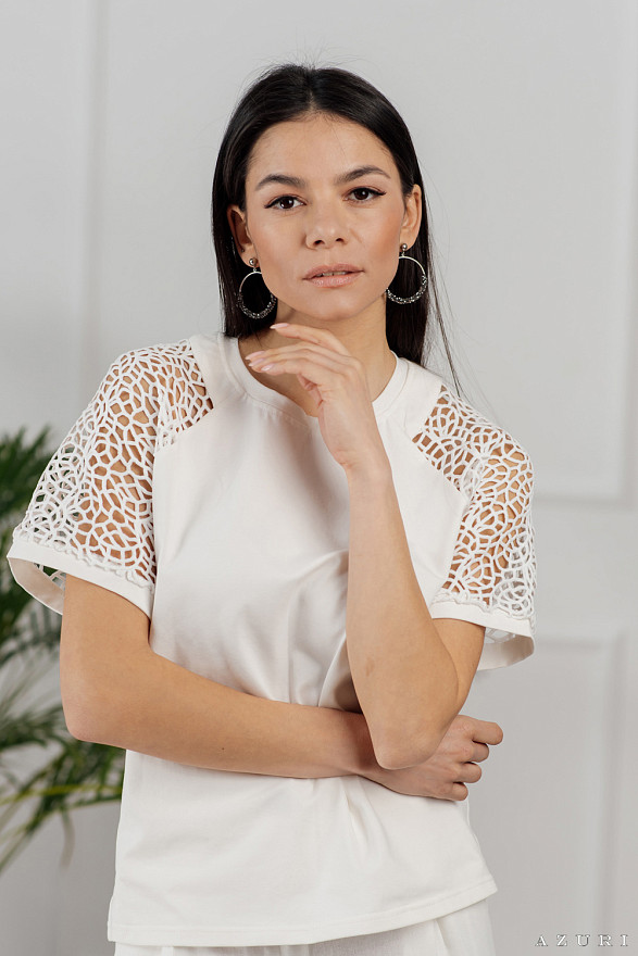 Біла футболка з мереживною вставкою