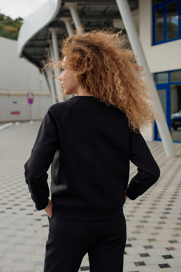 Black sweatshirt with round neck