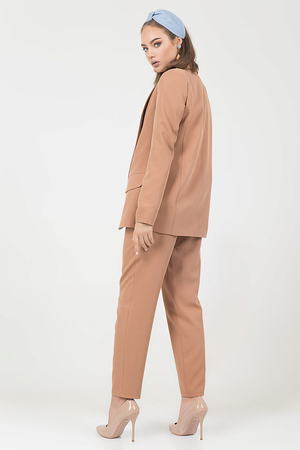 Jacket with collar apage