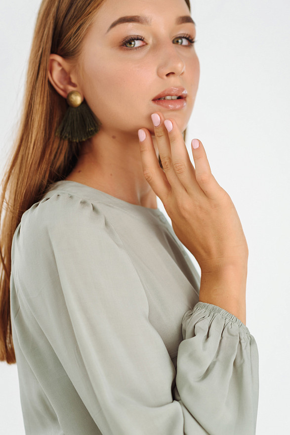 Оливкова блузка з круглою горловиною