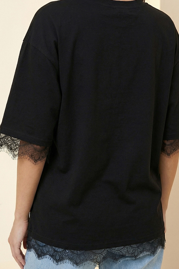 Чорна вільна футболка з мереживом та широкими рукавами