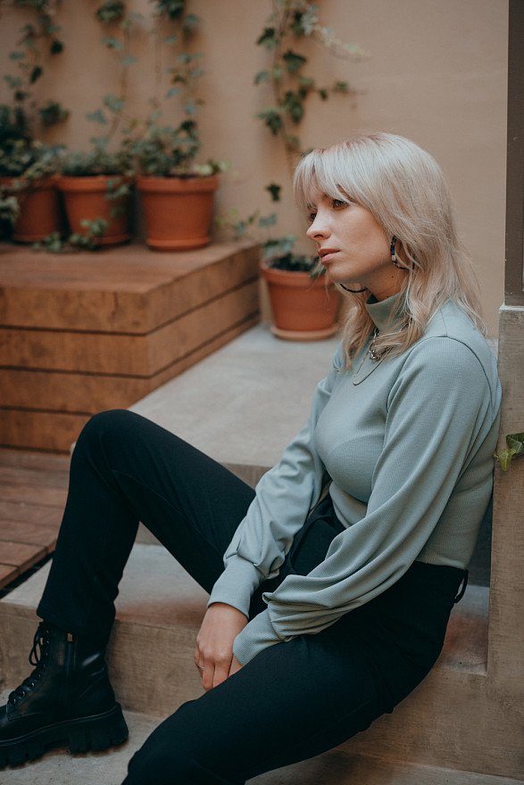 Свитер цвета тиффани с объемным рукавом