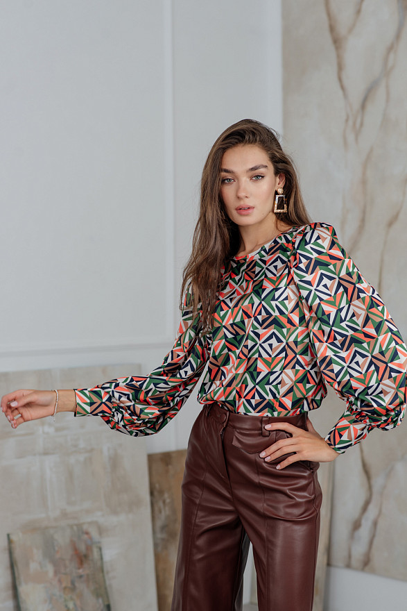 Шелковая блуза с объемным рукавом