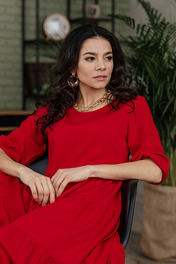 Красное миди платье с рюшами