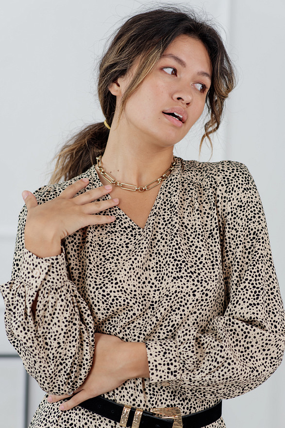 Штапельное платье-миди с оборкой внизу