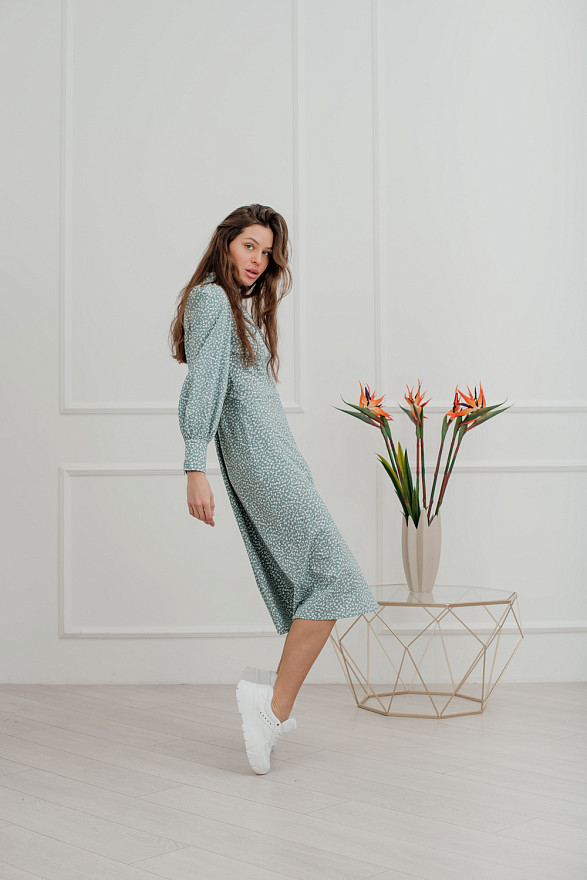 Платье с воротником-стойкой с нежными рюшами.