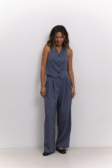 Elegant palazzo pants with sophisticated pleats and convenient side pockets are the perfect choice for stylish and comfortable looks.