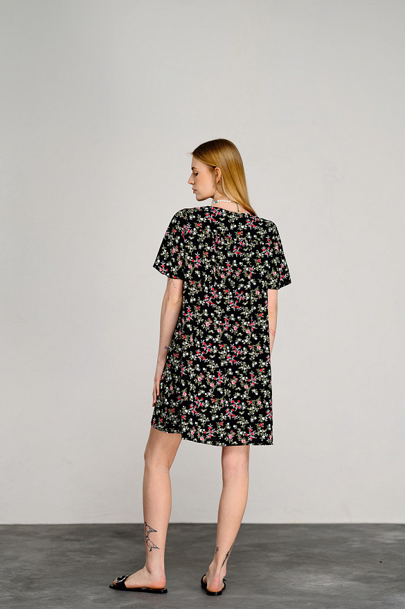 Чорна сукня-трапеція з V-подібним вирізом